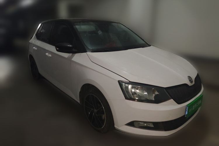 Used Skoda Fabia 2015 1.6L Automatic Sport Edition Front Right 45 Deg
