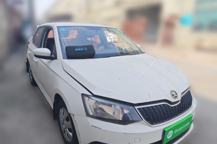Used Skoda Fabia 2015 1.4L Manual Front-Wheel Drive Model Front Right 45 Deg