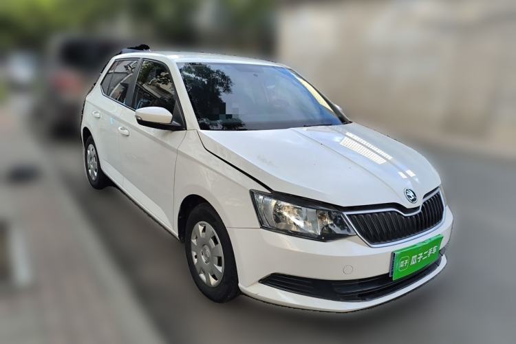 Used Skoda Fabia 2015 1.4L Manual Front-Wheel Drive Model Front Right 45 Deg