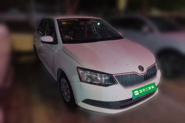 Used Skoda Fabia 2015 1.4L Manual Front-Wheel Drive Model Front Right 45 Deg