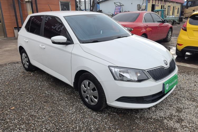 Used Skoda Fabia 2015 1.4L Manual Front-Wheel Drive Model Front Right 45 Deg