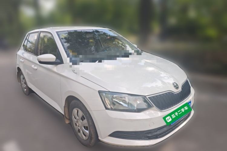 Used Skoda Fabia 2015 1.4L Manual Front-Wheel Drive Model Front Right 45 Deg