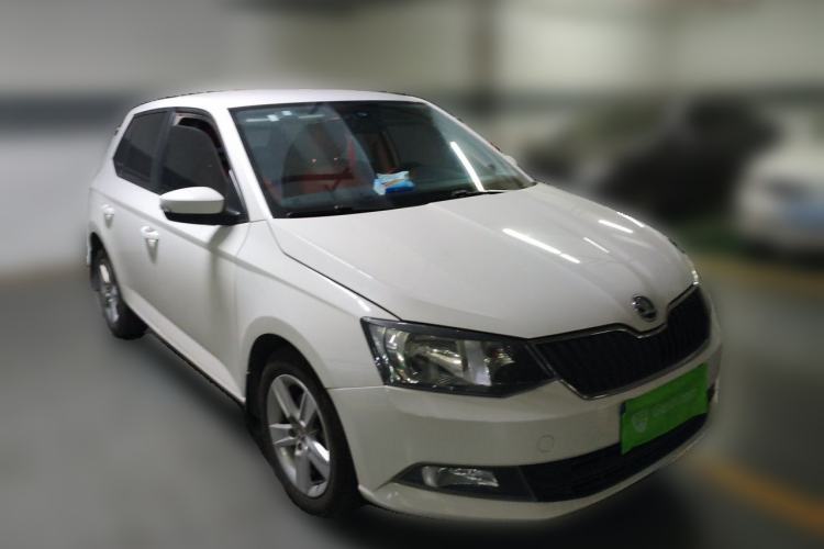 Used Skoda Fabia 2015 1.4L Manual Trend Edition Front Right 45 Deg