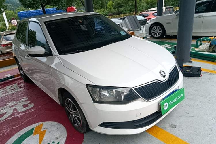 Used Skoda Fabia 2015 1.4L Automatic Front-Drive Model Front Right 45 Deg