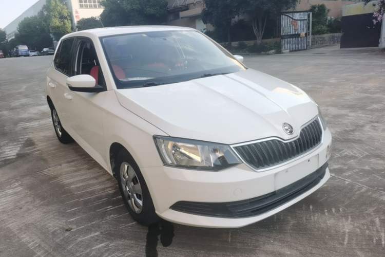 Used Skoda Fabia 2015 1.4L Automatic Front-Drive Model Front Right 45 Deg