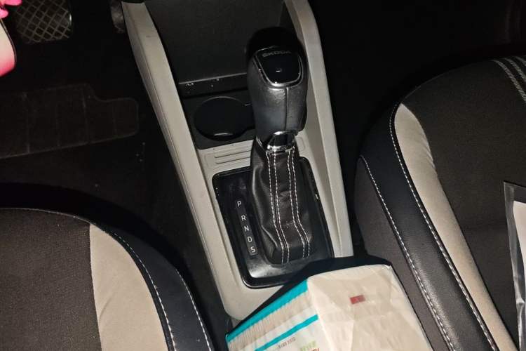 Used Skoda Fabia 2015 1.6L Automatic Sport Edition Gear Lever