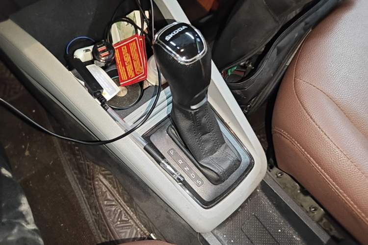 Used Skoda Fabia 2015 1.4L Automatic Front-Drive Model Gear Lever