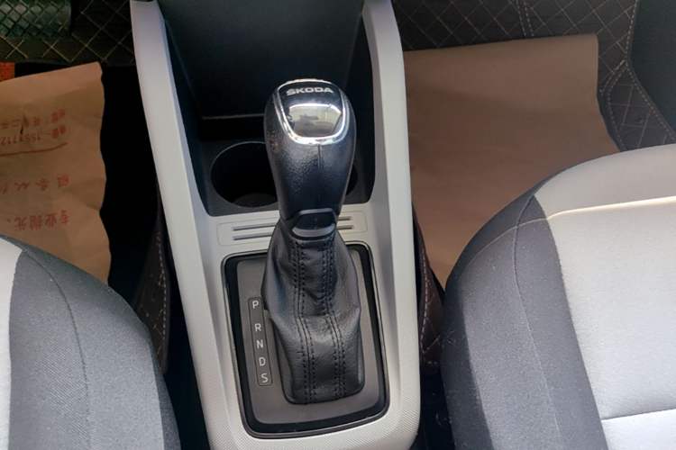 Used Skoda Fabia 2015 1.4L Automatic Front-Drive Model Gear Lever