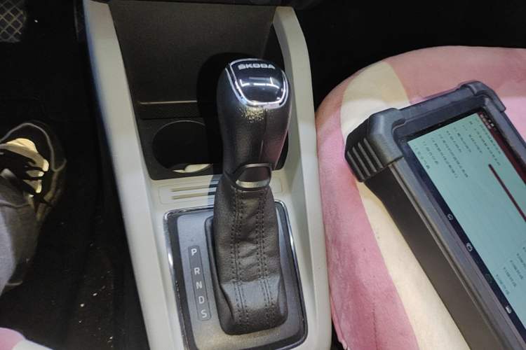 Used Skoda Fabia 2015 1.4L Automatic Front-Drive Model Gear Lever