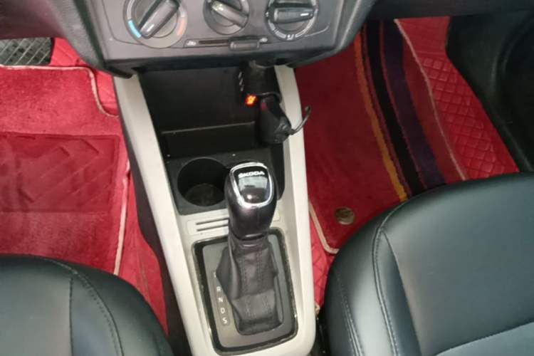 Used Skoda Fabia 2015 1.4L Automatic Front-Drive Model Gear Lever