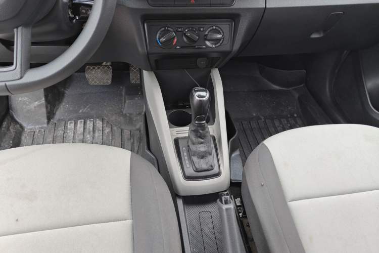 Used Skoda Fabia 2015 1.4L Automatic Front-Drive Model Gear Lever