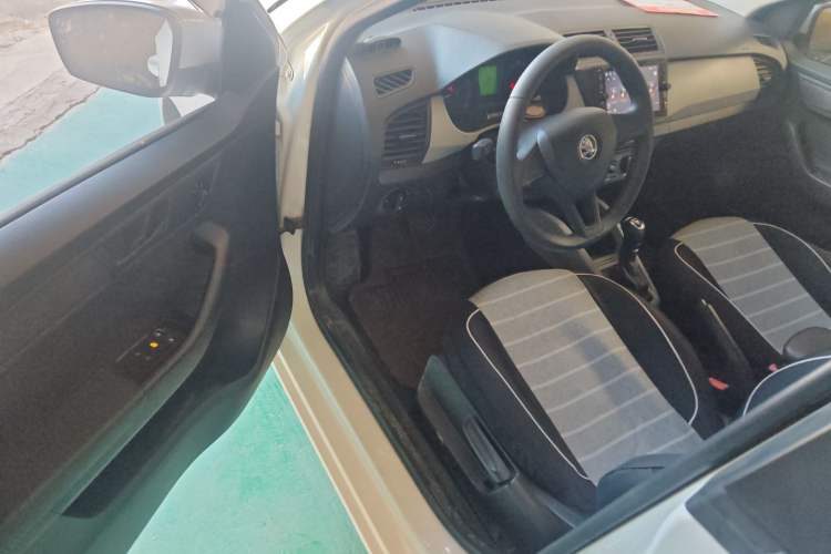 Used Skoda Fabia 2015 1.4L Automatic Front-Drive Model Interior 2