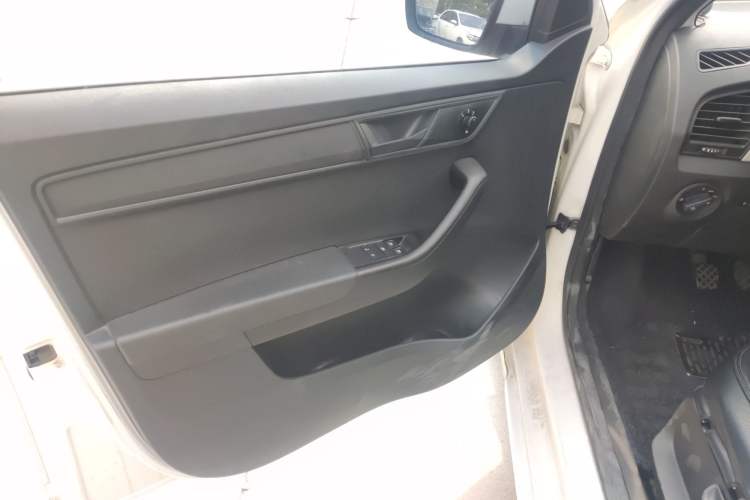 Used Skoda Fabia 2015 1.4L Manual Front-Wheel Drive Model Interior 2