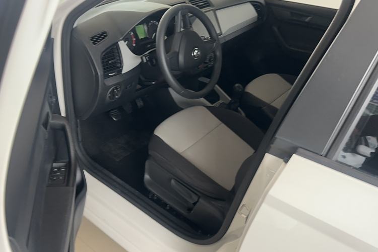Used Skoda Fabia 2015 1.4L Manual Front-Wheel Drive Model Interior 2