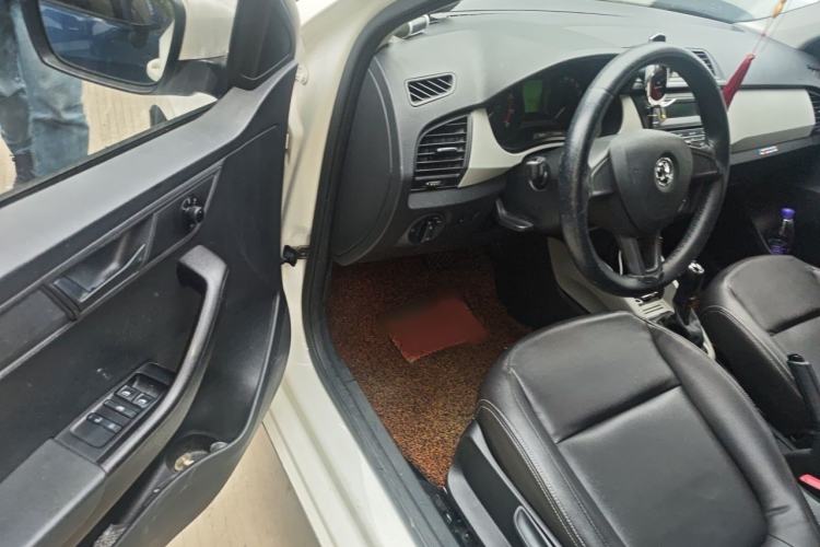 Used Skoda Fabia 2015 1.4L Automatic Front-Drive Model Interior 3