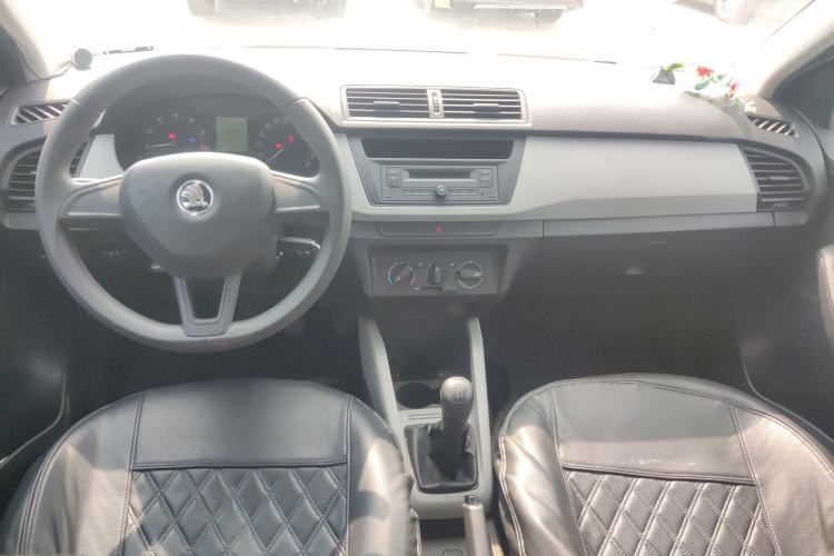 Used Skoda Fabia 2015 1.4L Manual Front-Wheel Drive Model Interior 4