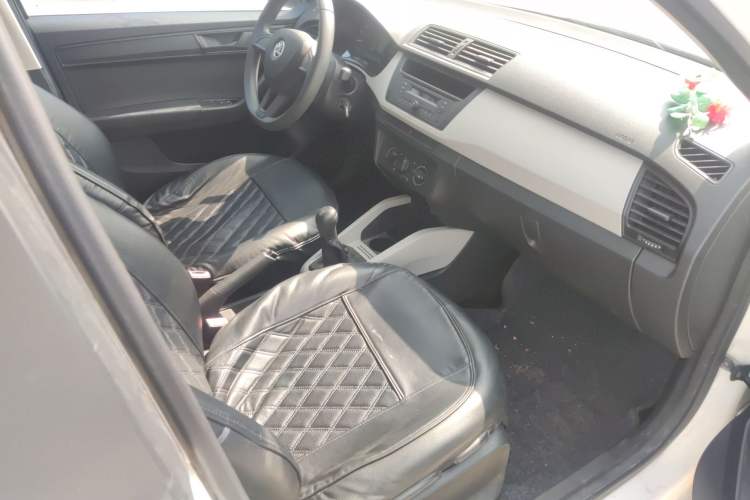Used Skoda Fabia 2015 1.4L Manual Front-Wheel Drive Model Interior 6