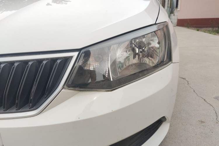 Used Skoda Fabia 2015 1.4L Automatic Front-Drive Model Left Front Headlight