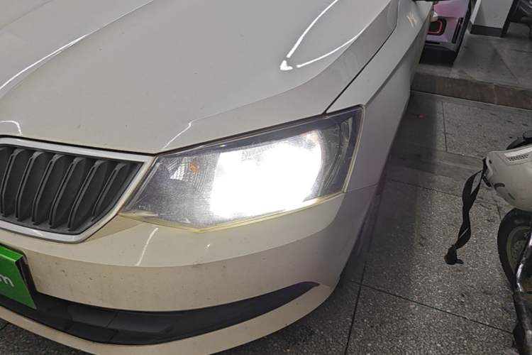 Used Skoda Fabia 2015 1.4L Automatic Front-Drive Model Left Front Headlight