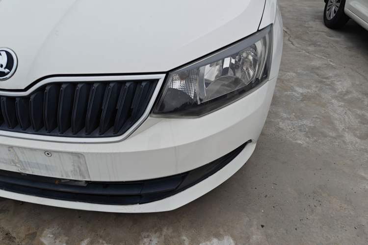 Used Skoda Fabia 2015 1.4L Automatic Front-Drive Model Left Front Headlight