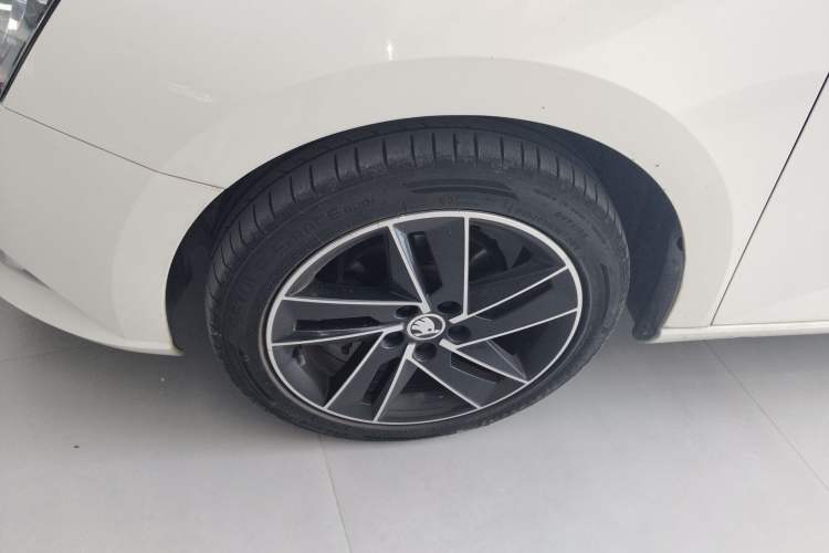 Used Skoda Fabia 2015 1.6L Automatic Sport Edition Left Front Wheel Hub