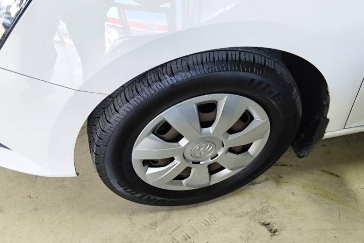 Used Skoda Fabia 2015 1.4L Automatic Front-Drive Model Left Front Wheel Hub