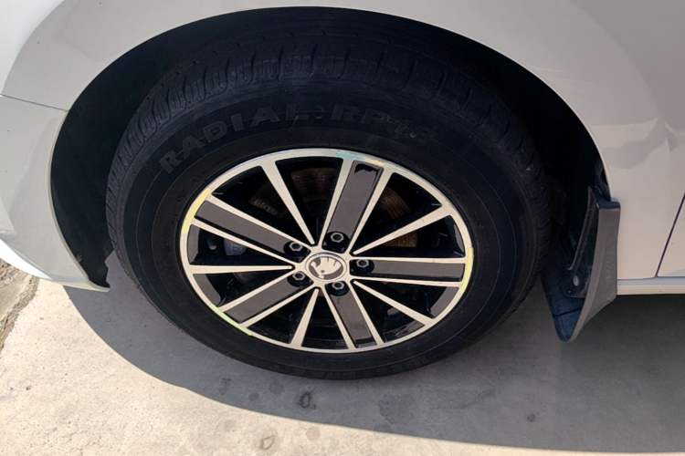Used Skoda Fabia 2015 1.4L Automatic Front-Drive Model Left Front Wheel Hub