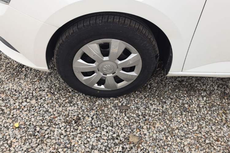 Used Skoda Fabia 2015 1.4L Manual Front-Wheel Drive Model Left Front Wheel Hub