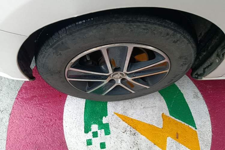 Used Skoda Fabia 2015 1.4L Automatic Front-Drive Model Left Front Wheel Hub