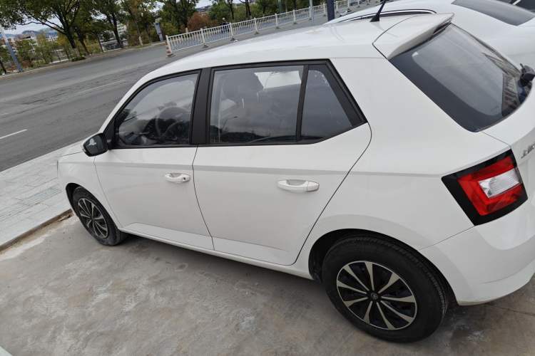 Used Skoda Fabia 2015 1.4L Automatic Front-Drive Model Left Side