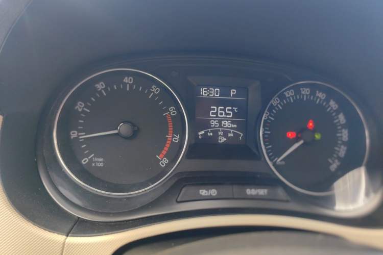 Used Skoda Fabia 2015 1.4L Automatic Chuanxing Edition Odometer Close Up
