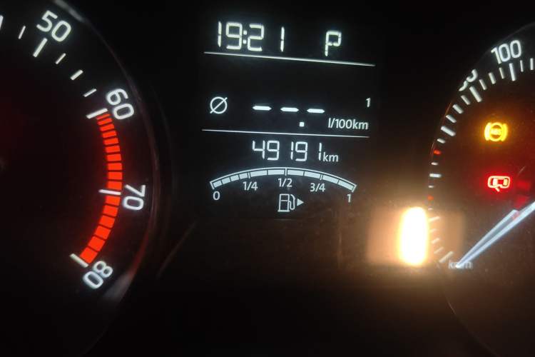 Used Skoda Fabia 2015 1.4L Automatic Chuanxing Edition Odometer Close Up