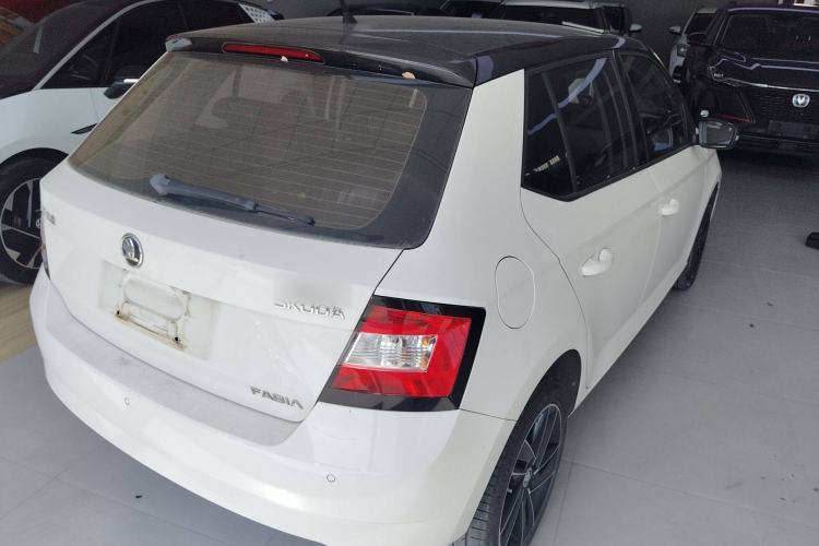 Used Skoda Fabia 2015 1.6L Automatic Sport Edition Rear Right 45 Deg