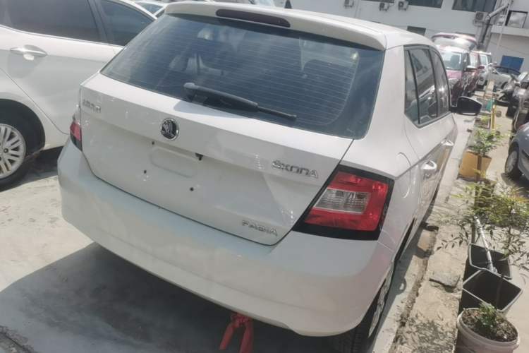 Used Skoda Fabia 2015 1.4L Automatic Front-Drive Model Rear Right 45 Deg