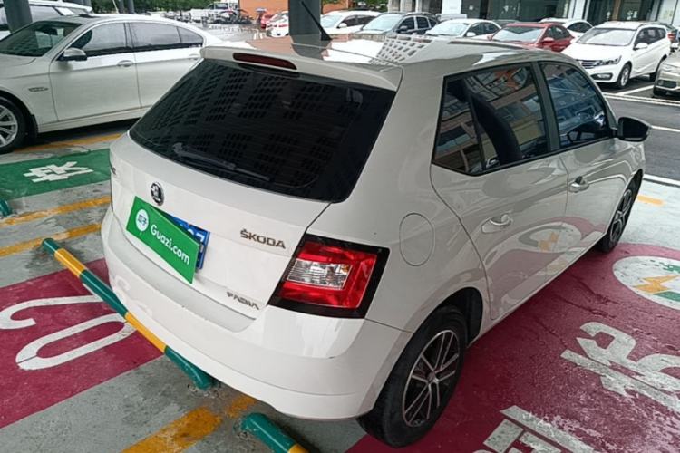 Used Skoda Fabia 2015 1.4L Automatic Front-Drive Model Rear Right 45 Deg
