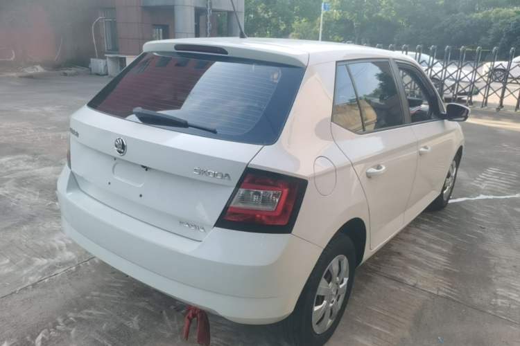 Used Skoda Fabia 2015 1.4L Automatic Front-Drive Model Rear Right 45 Deg