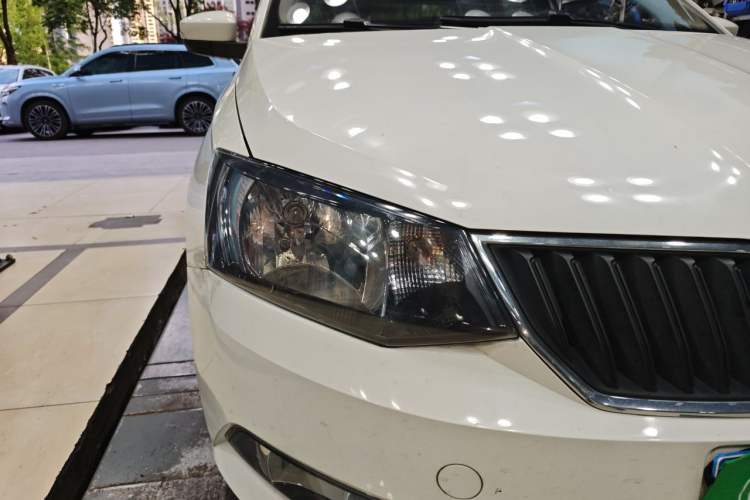 Used Skoda Fabia 2015 1.6L Automatic Chuanxing Edition Right Front Headlight