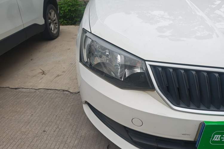 Used Skoda Fabia 2015 1.4L Automatic Front-Drive Model Right Front Headlight