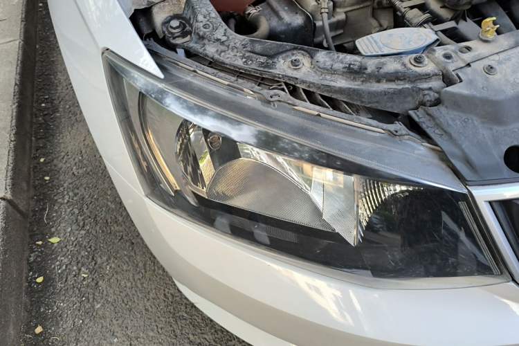 Used Skoda Fabia 2015 1.4L Manual Front-Wheel Drive Model Right Front Headlight