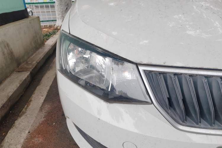 Used Skoda Fabia 2015 1.4L Manual Front-Wheel Drive Model Right Front Headlight