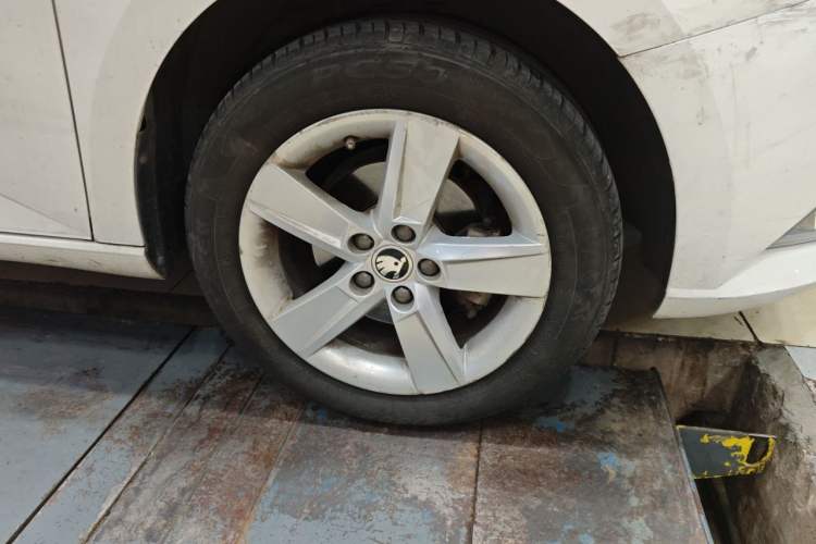 Used Skoda Fabia 2015 1.6L Automatic Chuanxing Edition Right Front Wheel Hub
