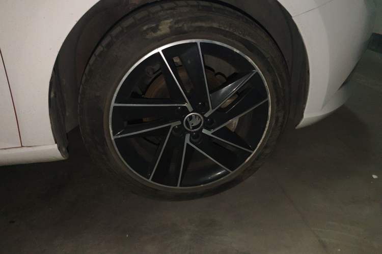 Used Skoda Fabia 2015 1.6L Automatic Sport Edition Right Front Wheel Hub