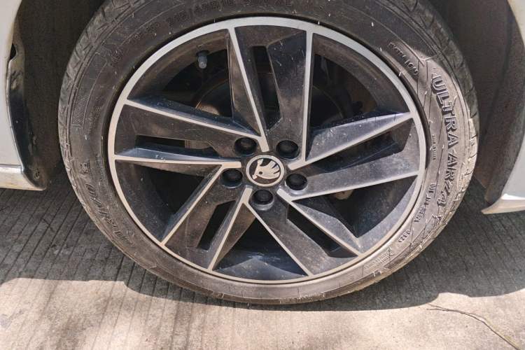 Used Skoda Fabia 2015 1.6L Automatic Sport Edition Right Front Wheel Hub