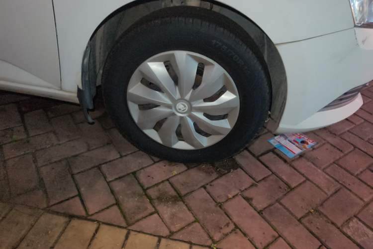 Used Skoda Fabia 2015 1.4L Manual Front-Wheel Drive Model Right Front Wheel Hub