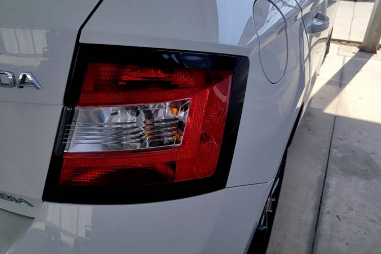 Used Skoda Fabia 2015 1.4L Automatic Front-Drive Model Right Rear Taillight
