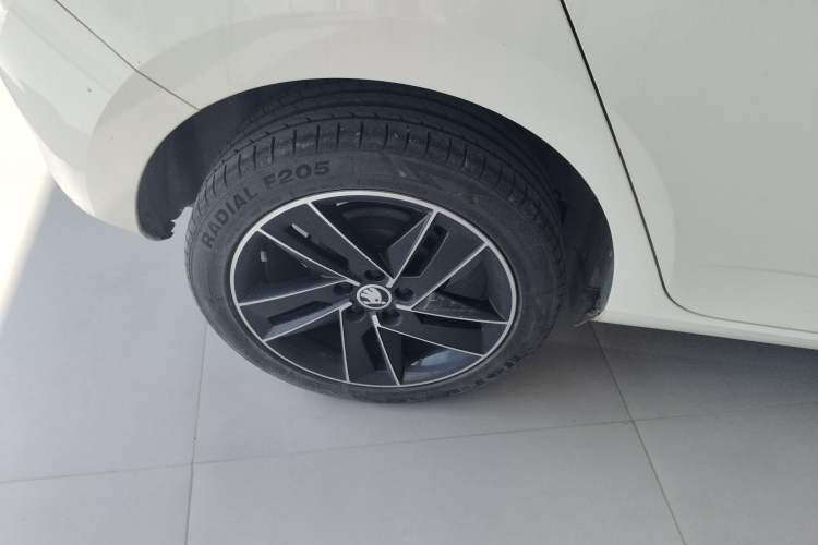 Used Skoda Fabia 2015 1.6L Automatic Sport Edition Right Rear Wheel Hub