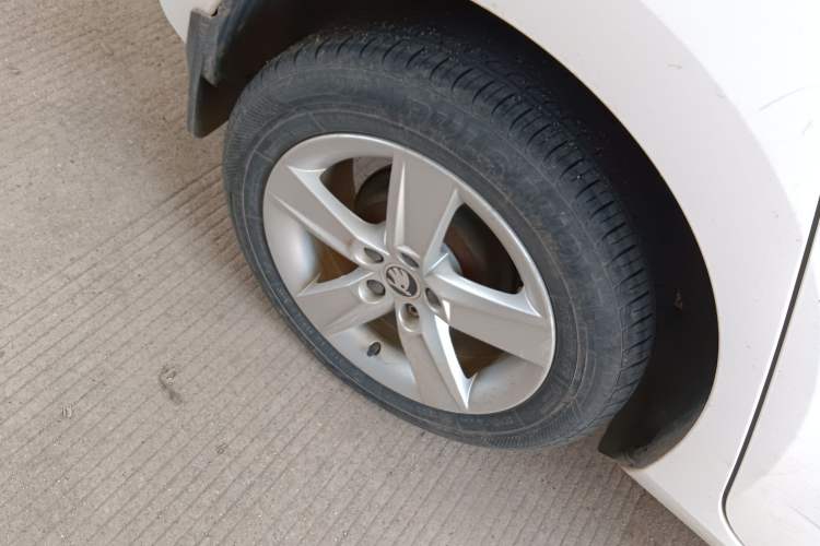 Used Skoda Fabia 2015 1.6L Automatic Chuanxing Edition Right Rear Wheel Hub