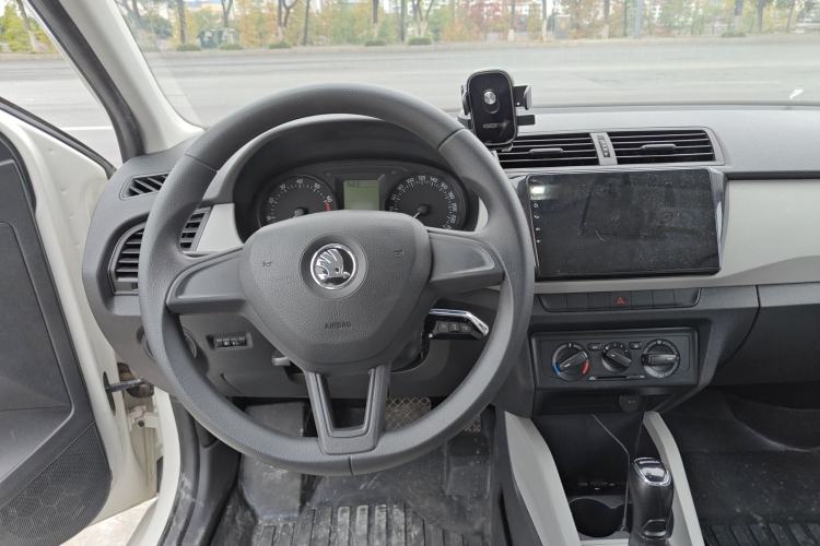 Used Skoda Fabia 2015 1.4L Automatic Front-Drive Model Steering Wheel
