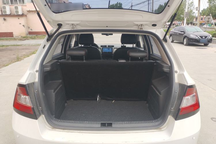Used Skoda Fabia 2015 1.4L Automatic Front-Drive Model Trunk