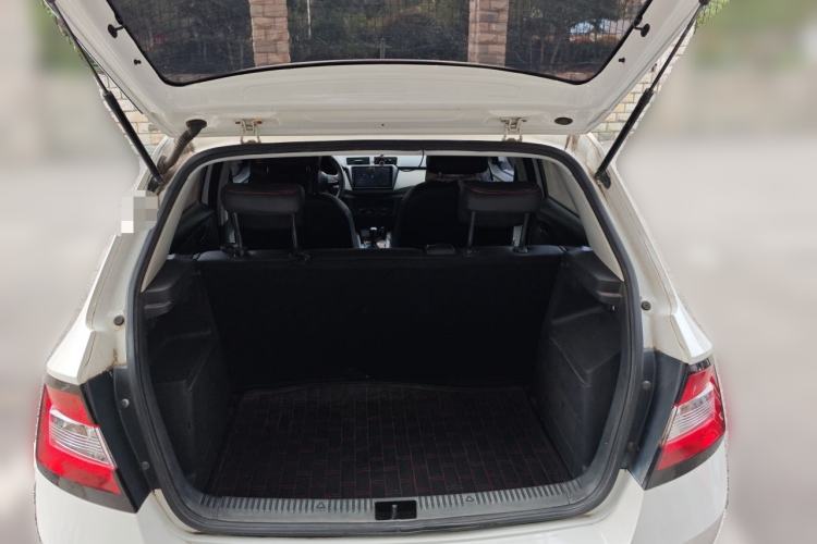 Used Skoda Fabia 2015 1.4L Automatic Front-Drive Model Trunk